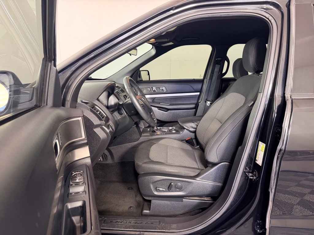 Used 2018 Ford Explorer XLT FWD image 25