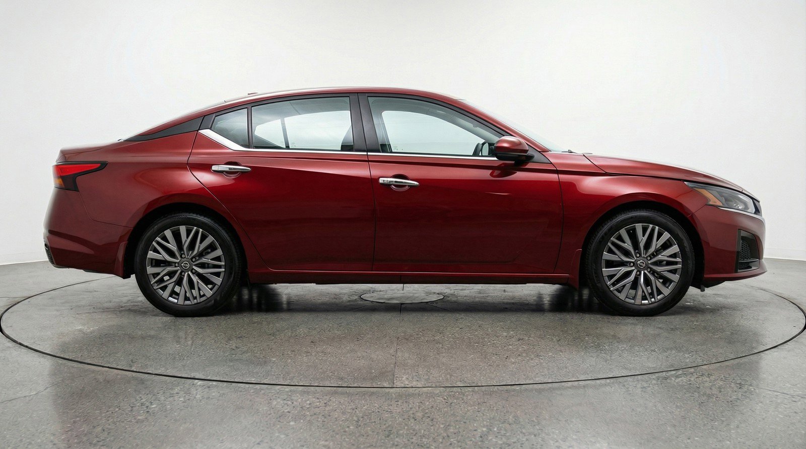 Used 2025 Nissan Altima 2.5 SV image 11