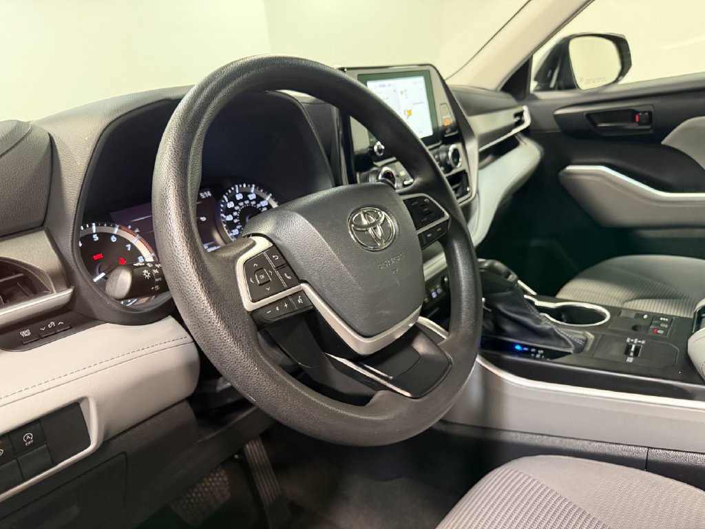 Used 2023 Toyota Highlander L FWD image 28