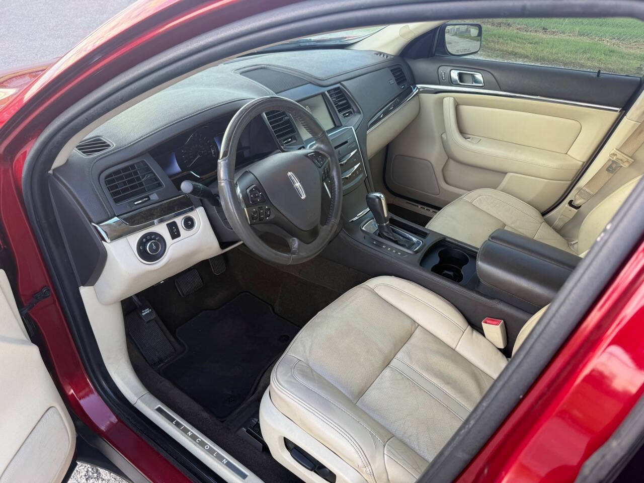 Used 2014 Lincoln MKS FWD image 9