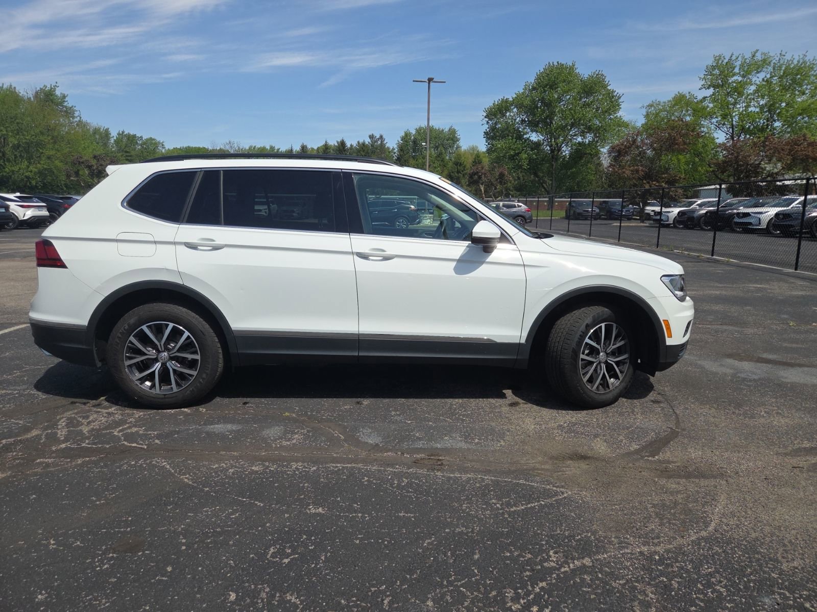 Used 2020 Volkswagen Tiguan SE w/ Panoramic Sunroof Package AWD/4WD image 2