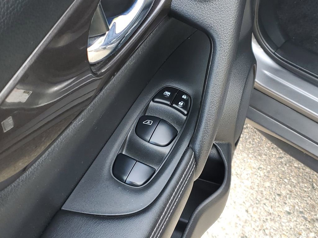 Used 2019 Nissan Rogue SV w/ Premium Package AWD/4WD image 9