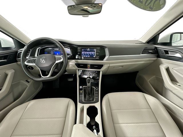 Used 2024 Volkswagen Jetta SE w/ Panoramic Sunroof Package image 3