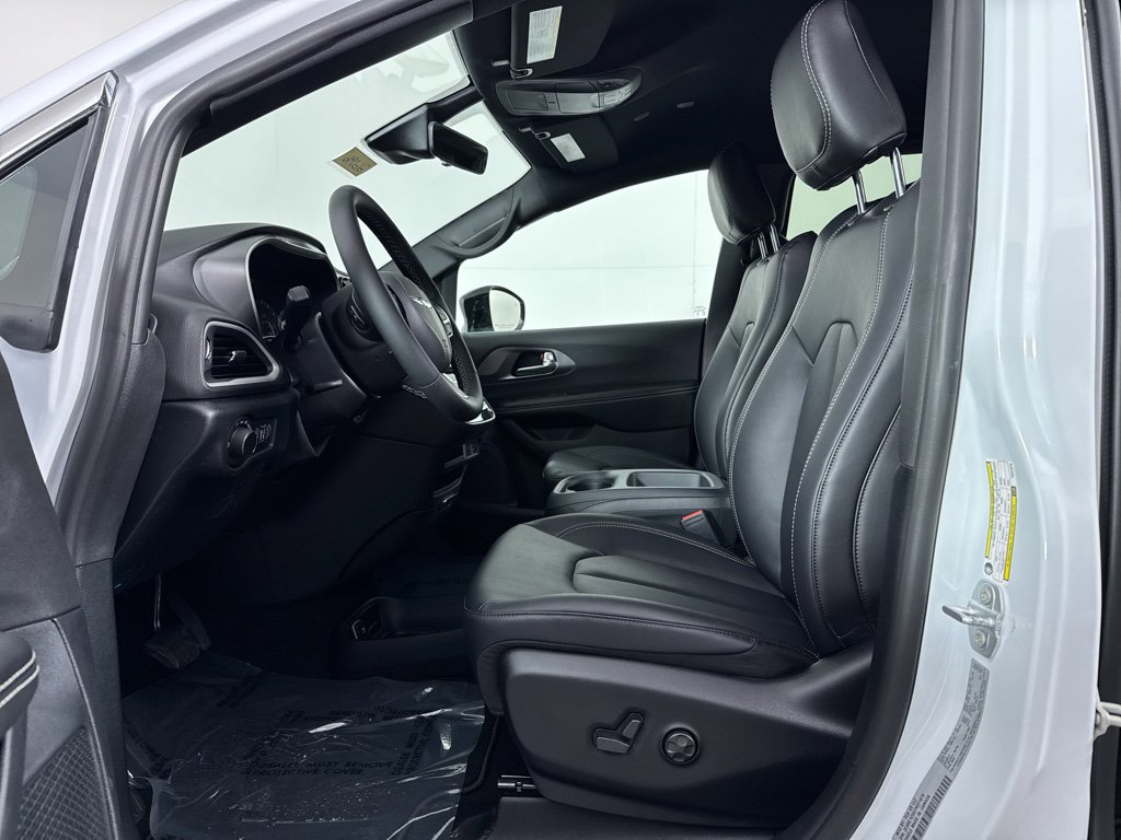 New 2026 Chrysler Voyager LX image 5