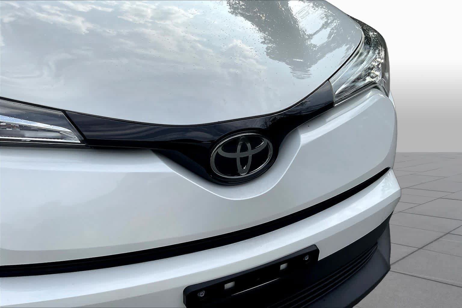 Used 2019 Toyota C-HR Limited FWD image 29