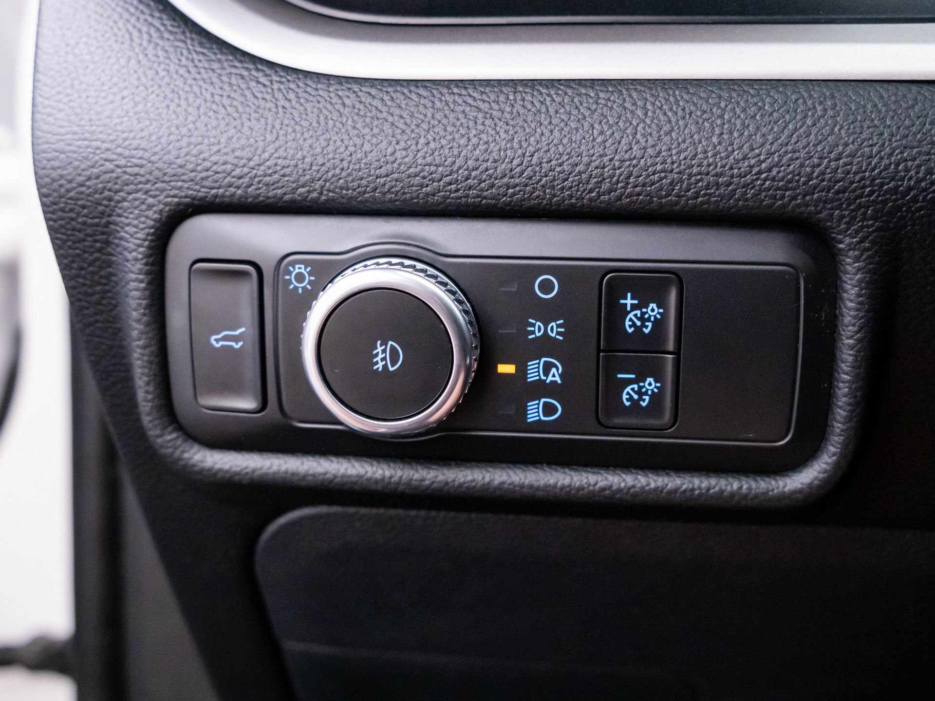 Used 2020 Ford Explorer XLT w/ Equipment Group 202A AWD/4WD image 18