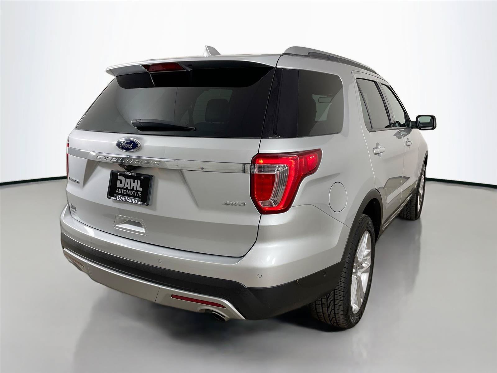 Used 2017 Ford Explorer Limited w/ Equipment Group 301A AWD/4WD image 13