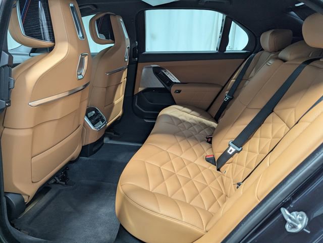Used 2023 BMW 740i image 9