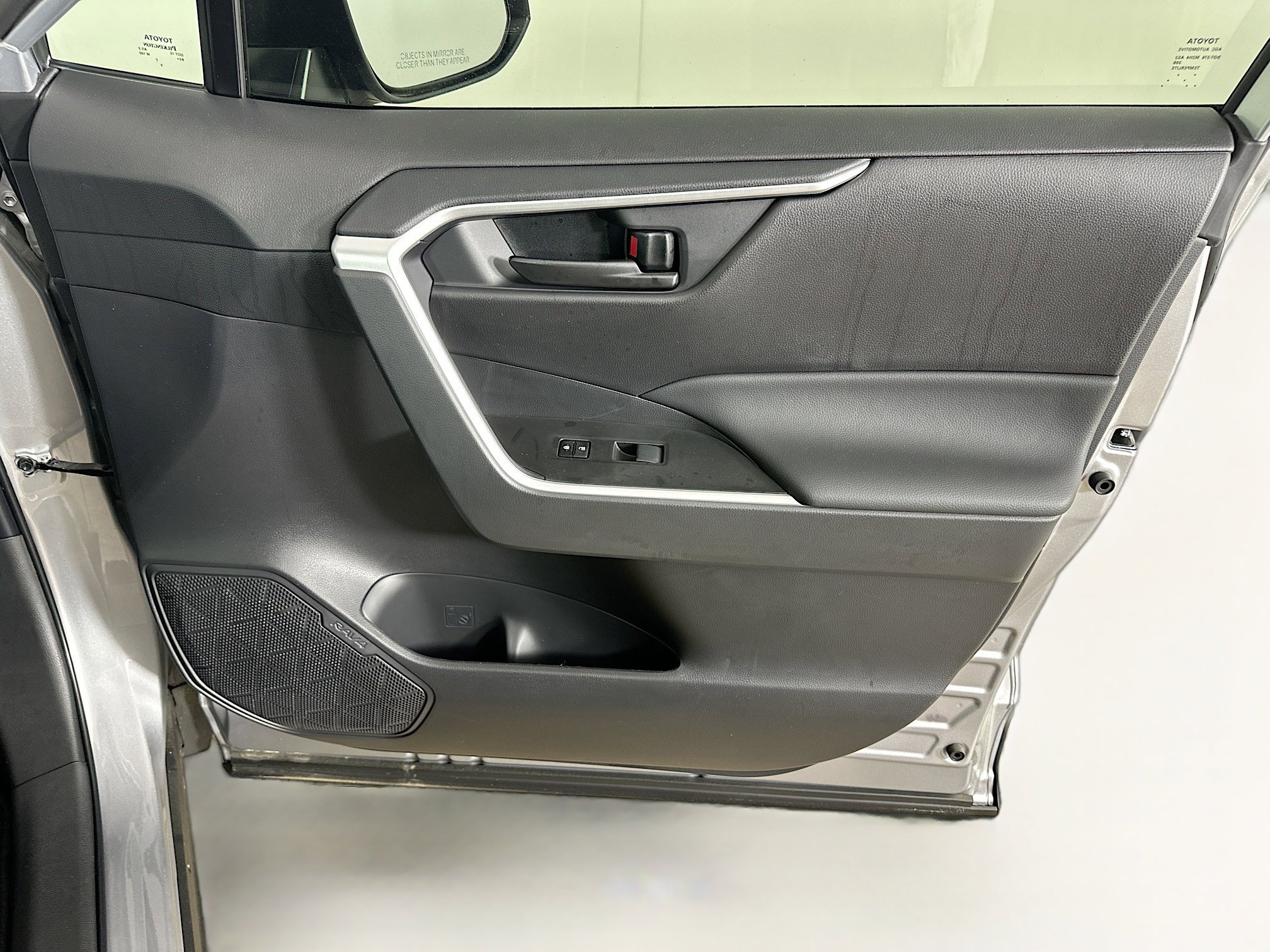 Used 2025 Toyota RAV4 LE image 31