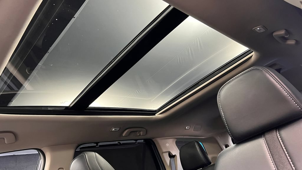 Used 2025 Honda Pilot Touring image 4