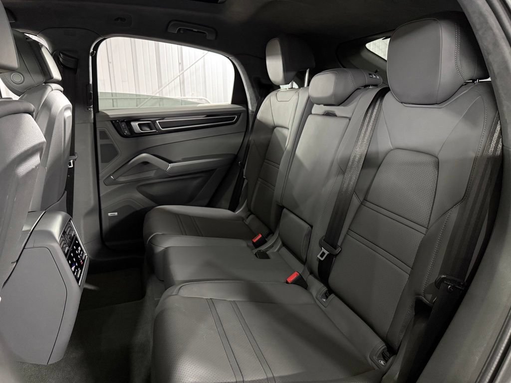 Used 2022 Porsche Cayenne GTS AWD/4WD image 25