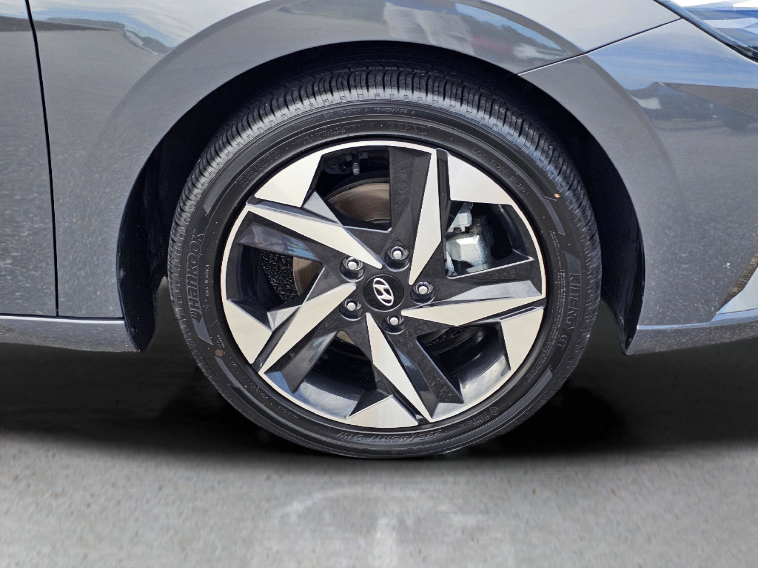 Used 2023 Hyundai Elantra Limited w/ Preferred Accessory Package image 6