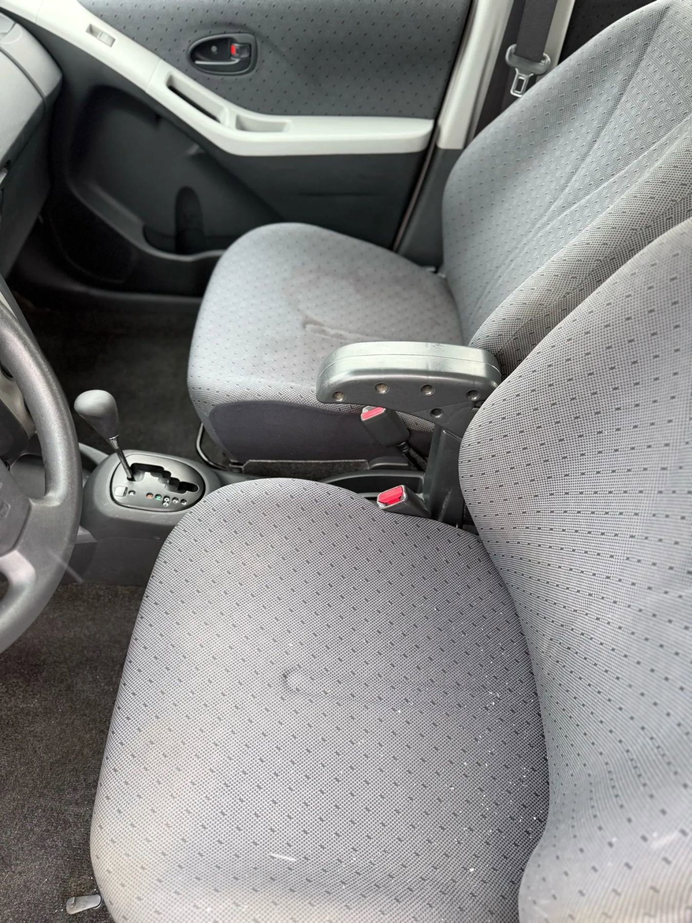 Used 2010 Toyota Yaris 4-Door Hatchback image 21