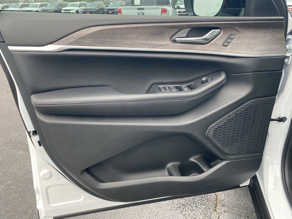 New 2025 Jeep Grand Cherokee L Limited image 9