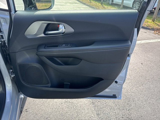 New 2026 Chrysler Pacifica Select image 9