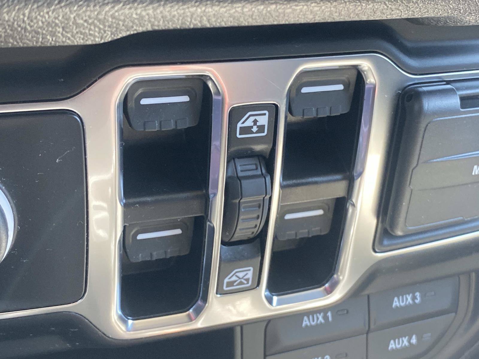 Used 2024 Jeep Wrangler Unlimited w/ Convenience Group AWD/4WD image 32