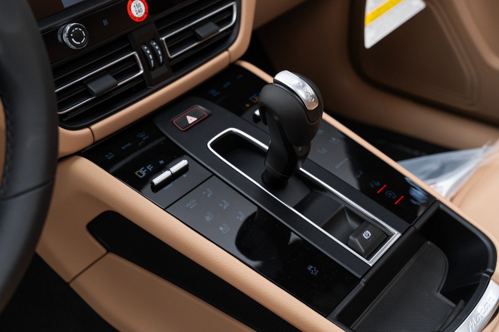 Certified 2025 Porsche Macan AWD/4WD image 24