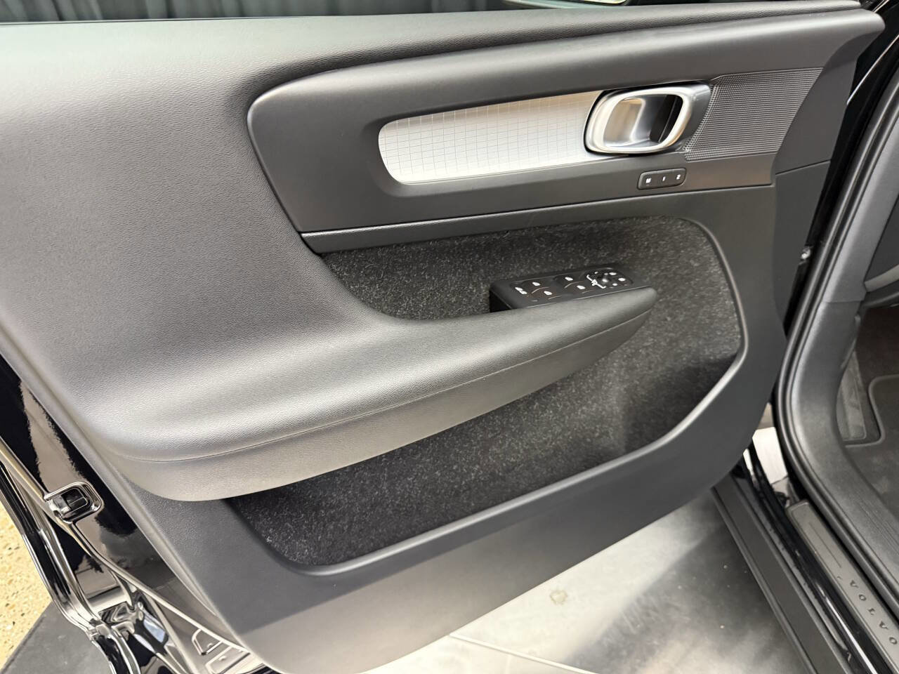 Used 2019 Volvo XC40 T5 Momentum image 17