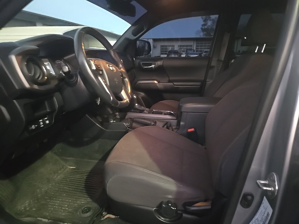 Used 2017 Toyota Tacoma TRD Sport w/ Premium & Technology Package image 11