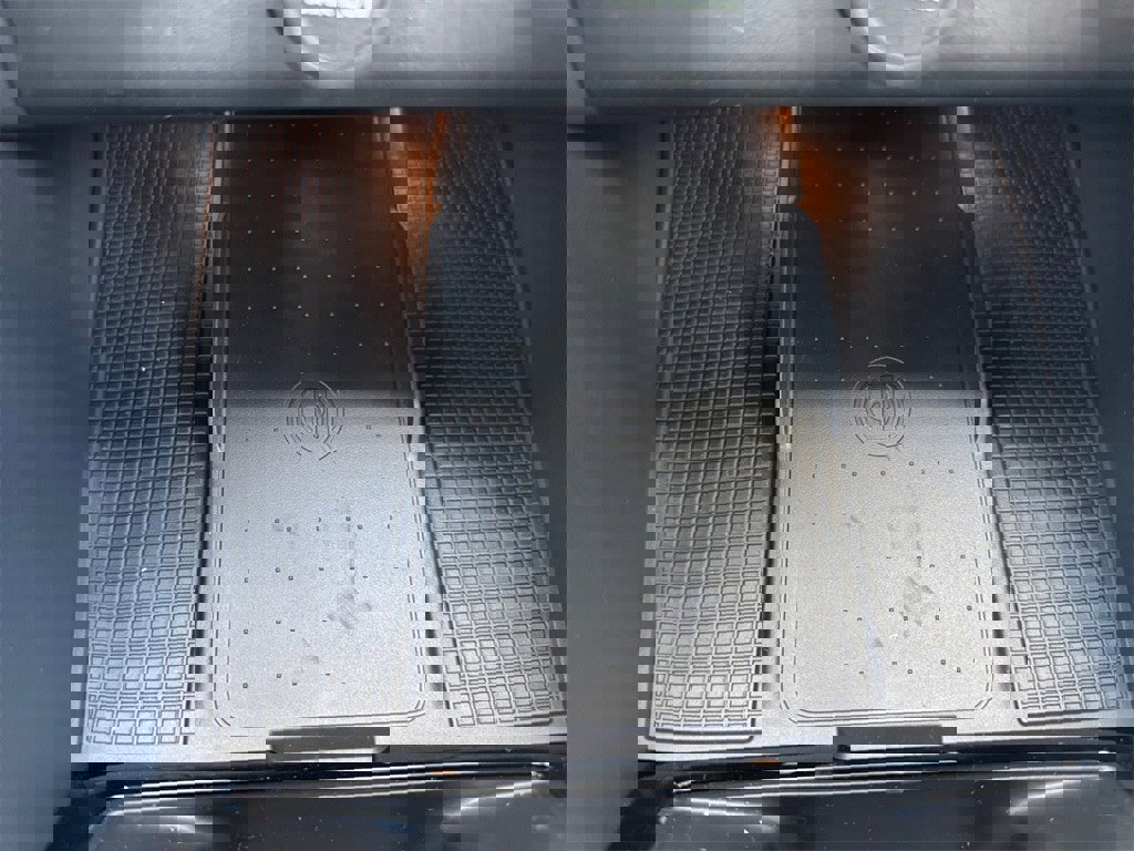 New 2025 Volvo XC40 B5 Ultra w/ Climate Package image 17