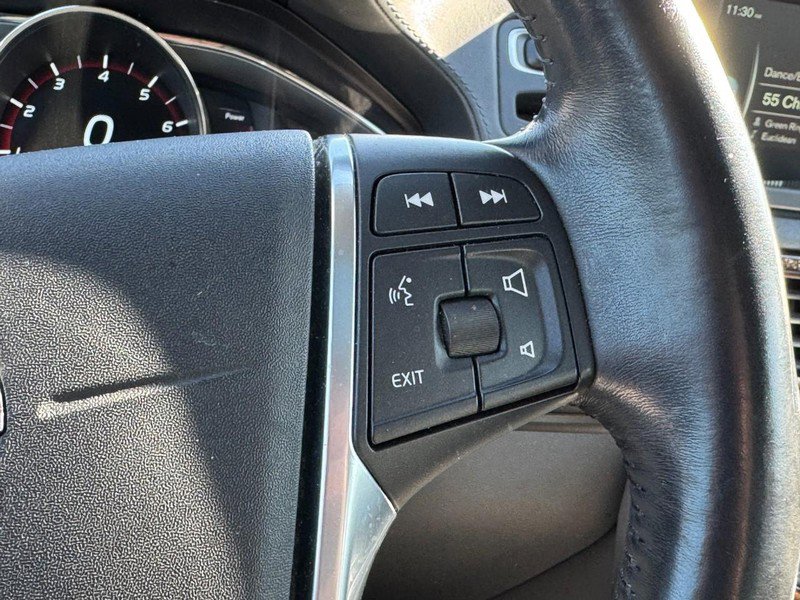 Used 2016 Volvo XC70 T5 Premier w/ Proximity Package image 18