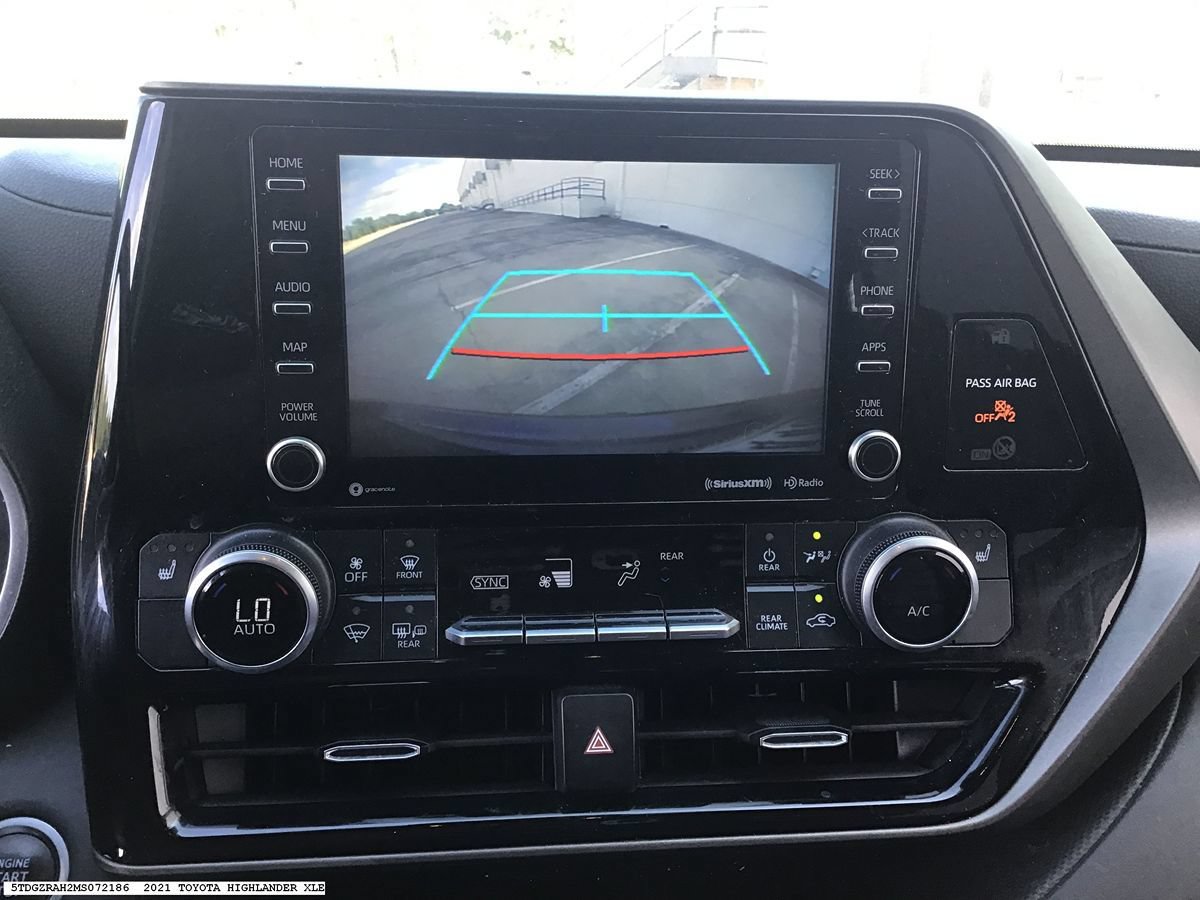 Used 2021 Toyota Highlander XLE FWD image 17