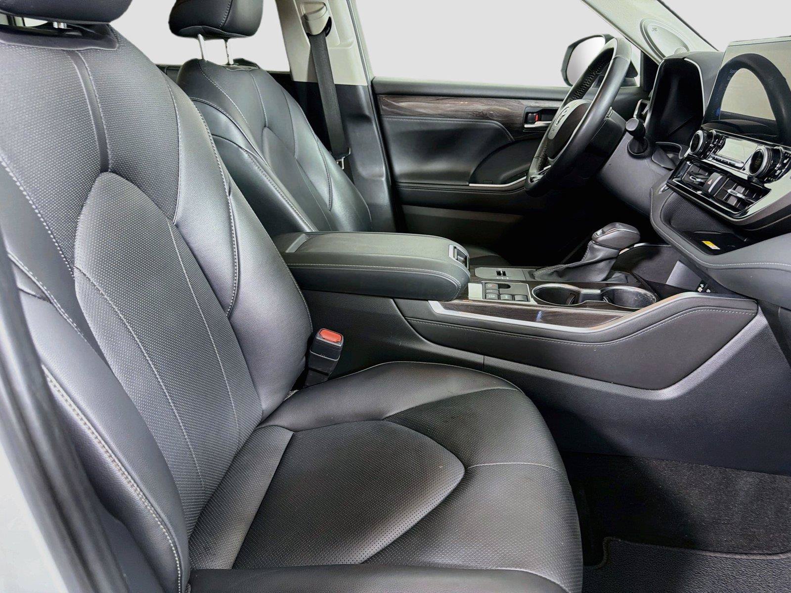 Used 2024 Toyota Highlander Limited FWD image 29