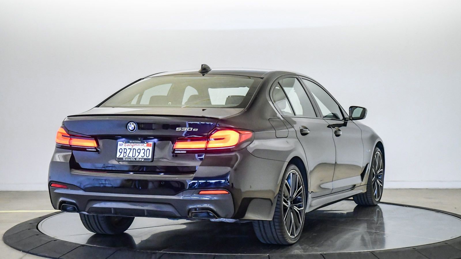 Certified 2023 BMW 530e w/ M Sport Package RWD image 4
