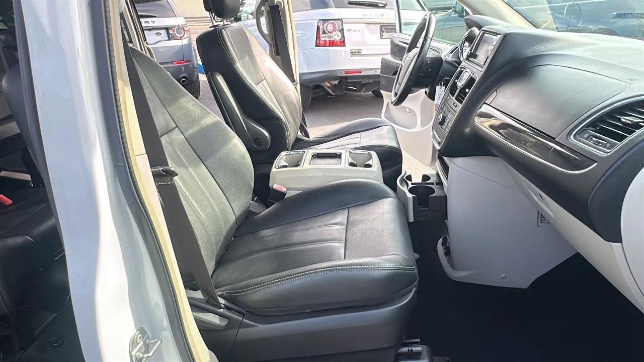 Used 2016 Chrysler Town & Country Touring FWD image 33