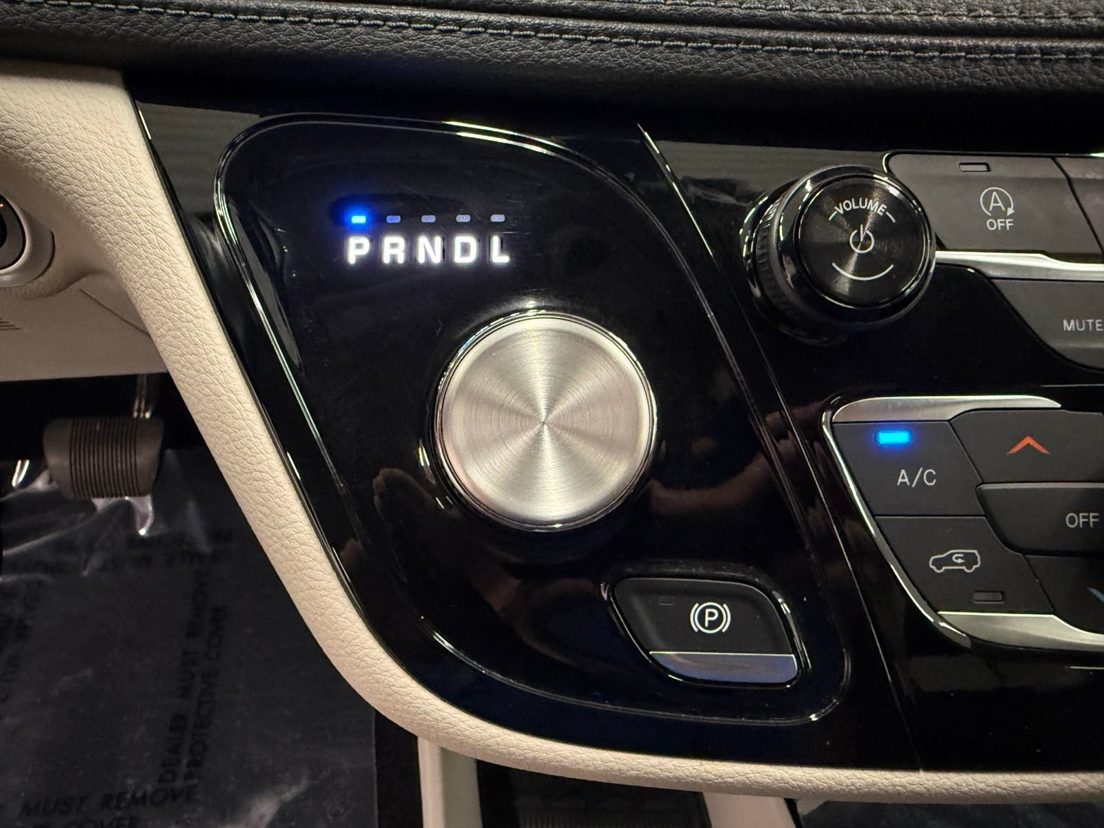 Used 2019 Chrysler Pacifica Limited w/ Tire & Wheel Group FWD image 15