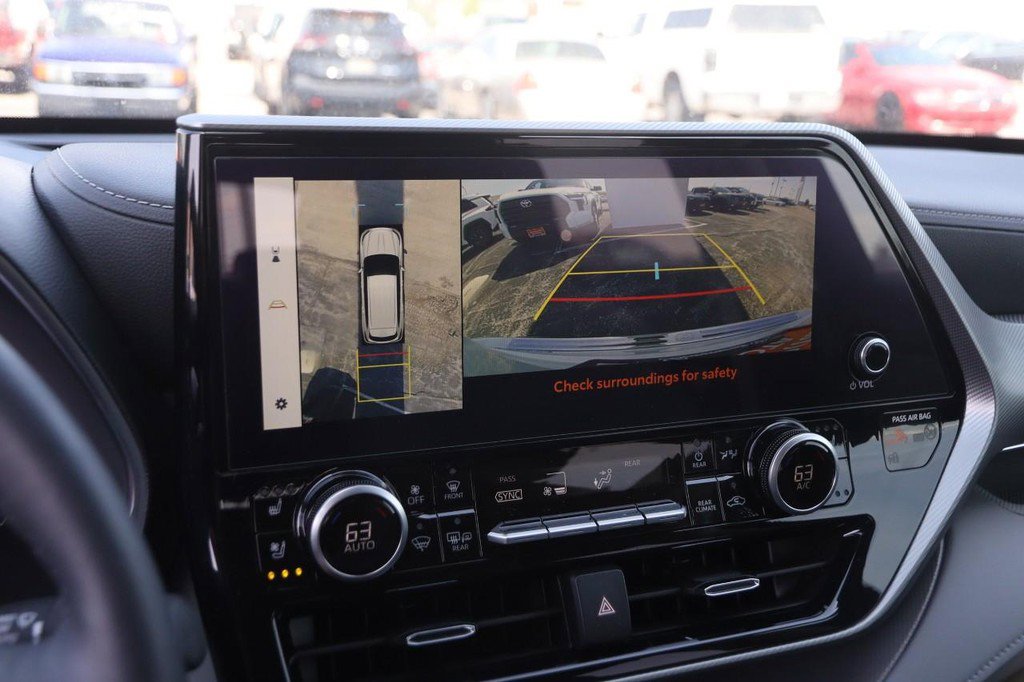 Used 2024 Toyota Highlander Platinum FWD image 19