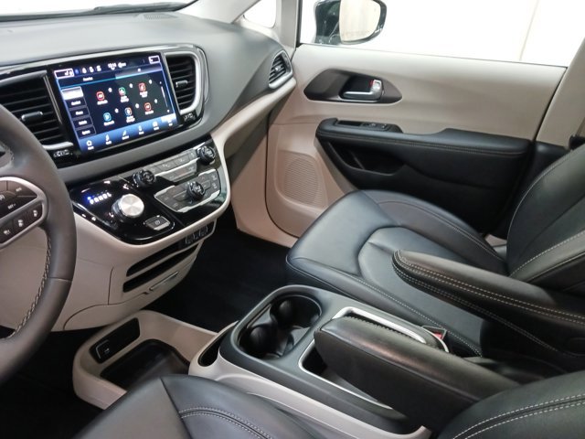 Used 2024 Chrysler Pacifica Touring-L image 24