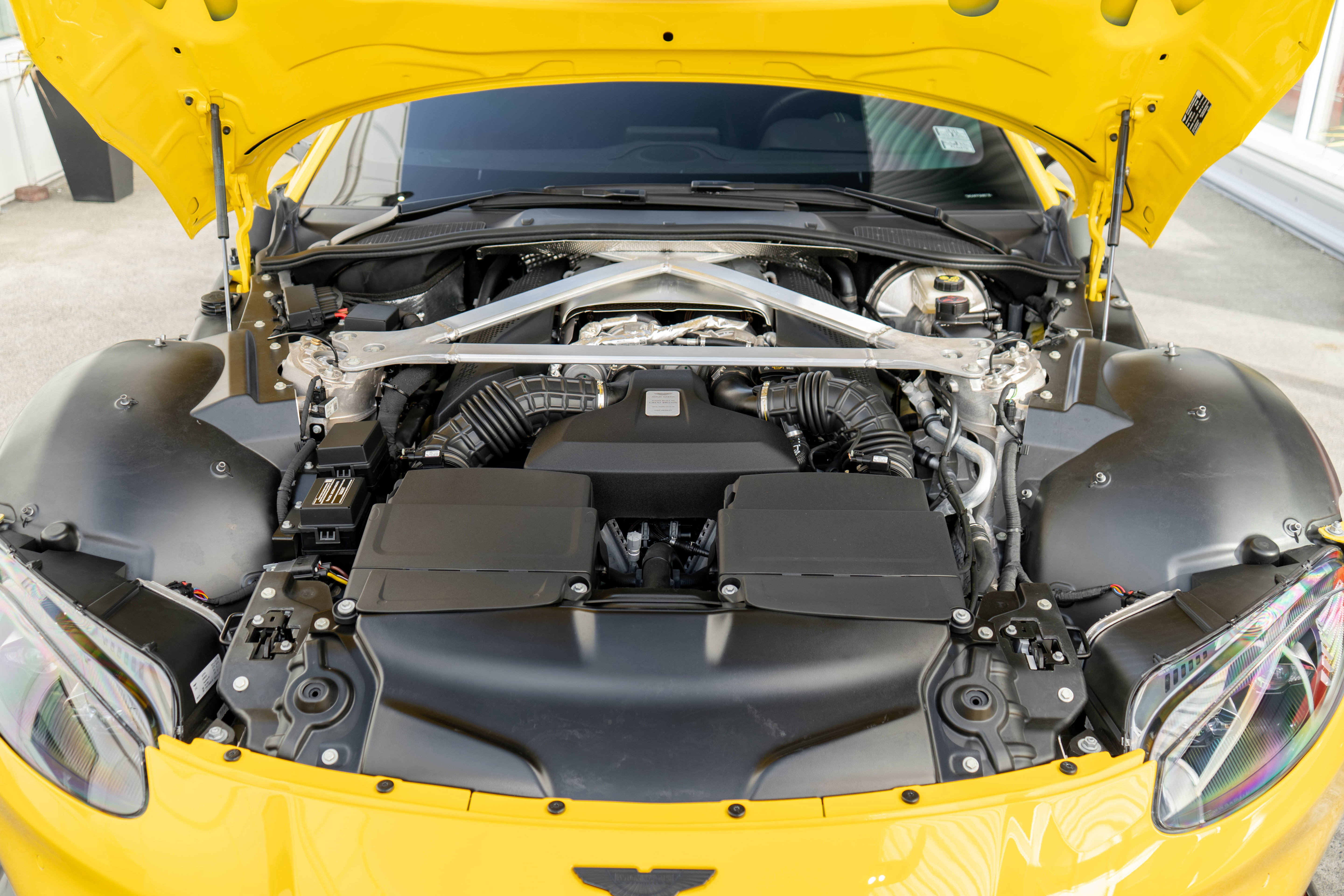 Used 2023 Aston Martin V8 Vantage Coupe image 28