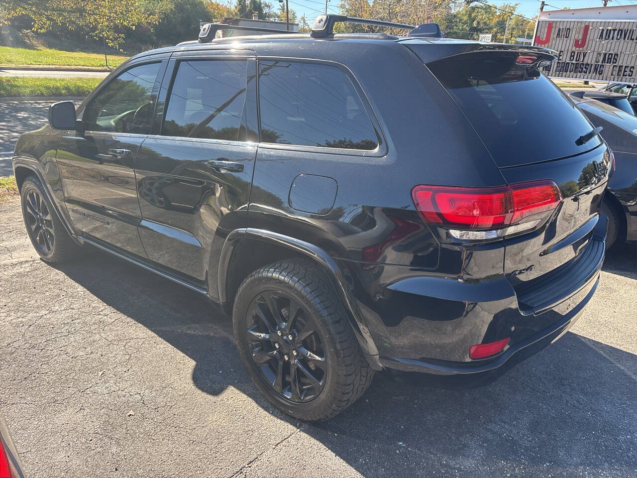 Used 2017 Jeep Grand Cherokee Altitude AWD/4WD image 13