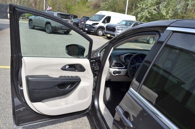 Used 2023 Chrysler Pacifica Touring-L FWD image 15