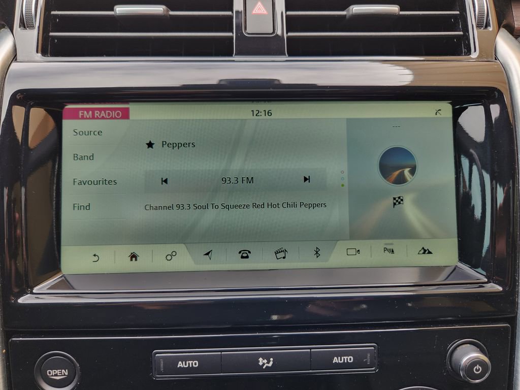 Used 2018 Land Rover Discovery HSE image 17