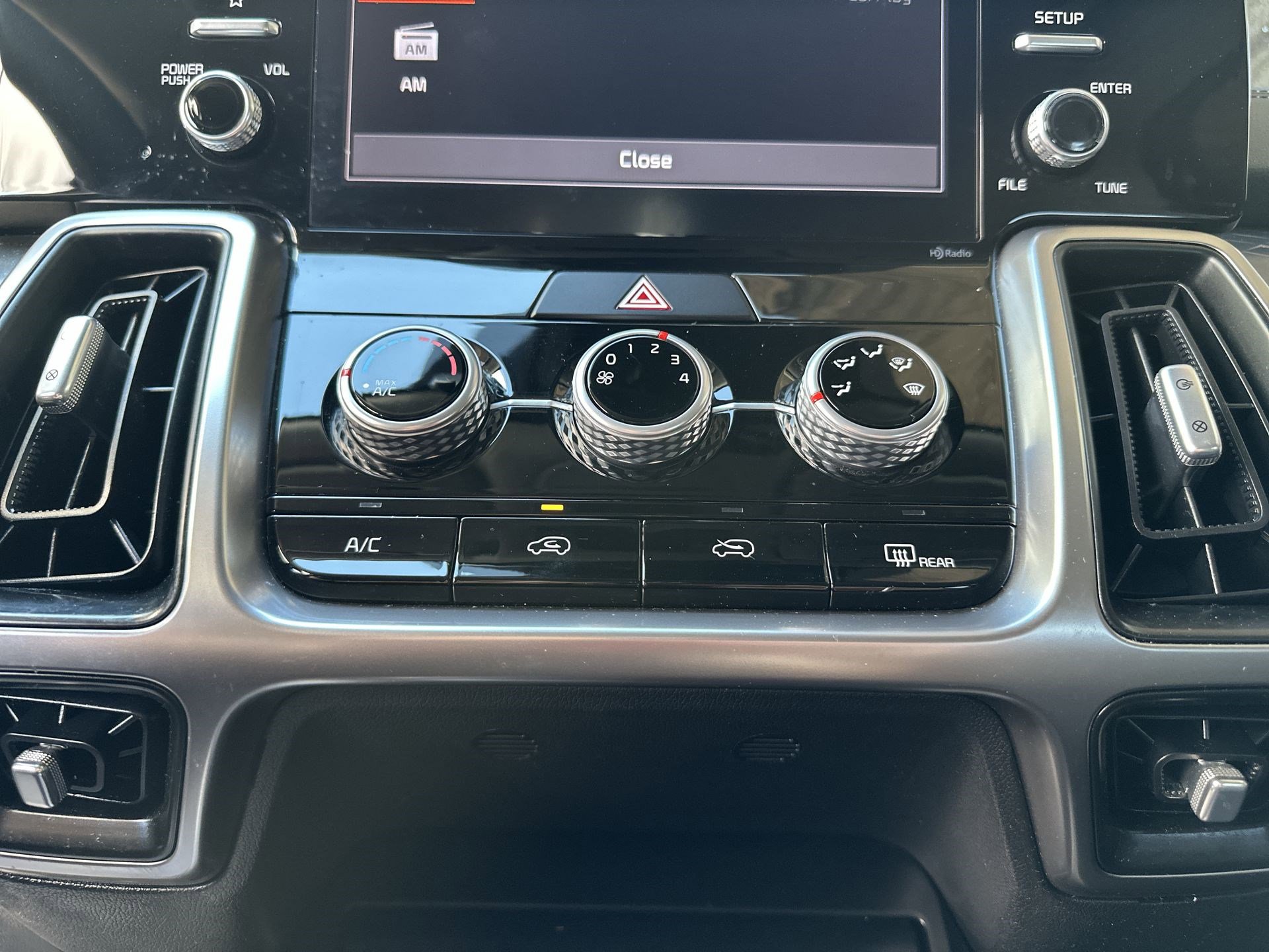 Used 2023 Kia Sorento LX image 16