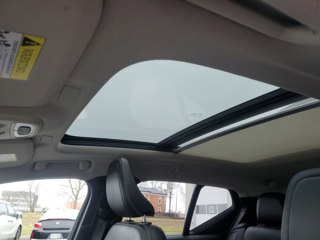 Used 2021 Volvo XC40 T5 Momentum w/ Climate Package image 15