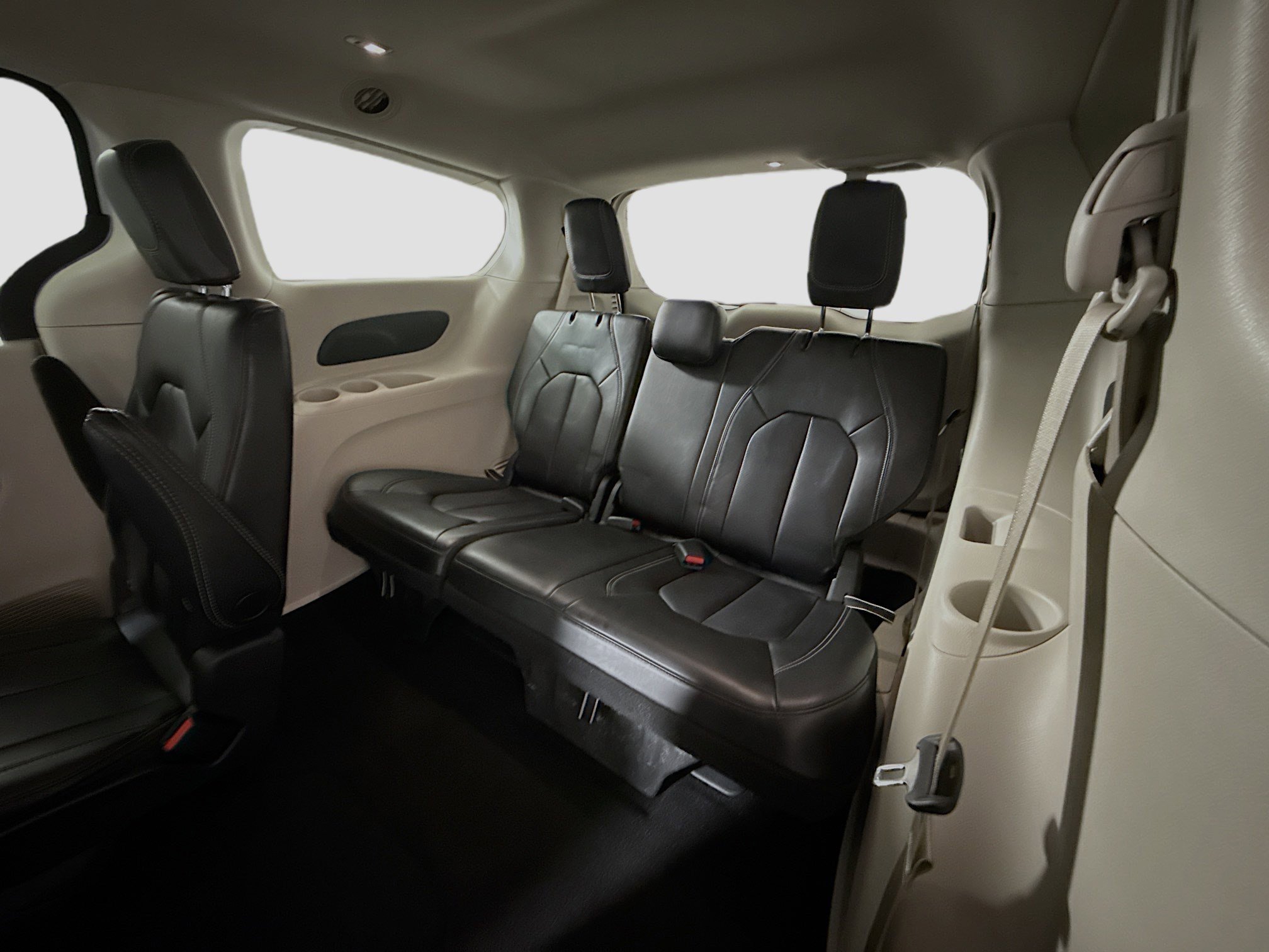 Used 2023 Chrysler Pacifica Touring-L image 42