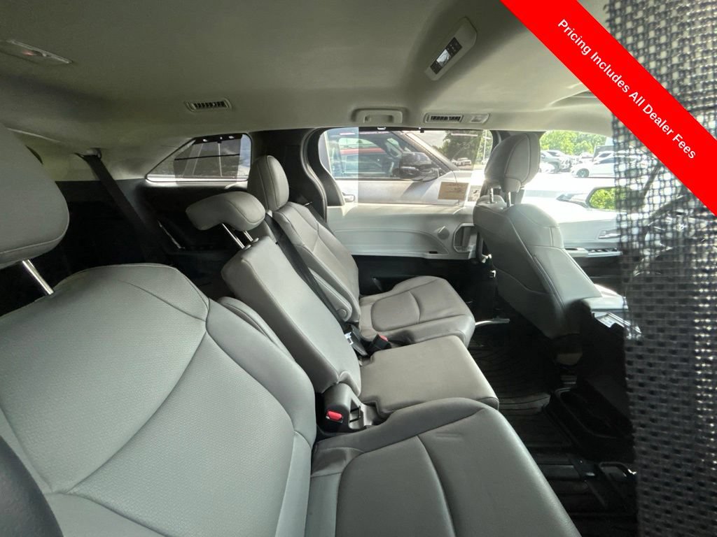 Used 2026 Toyota Sienna XLE FWD image 5