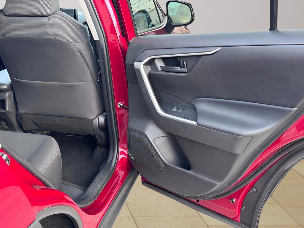 Used 2020 Toyota RAV4 LE image 28