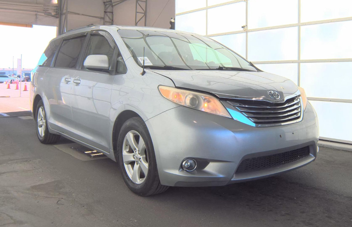 Used 2011 Toyota Sienna LE image 3