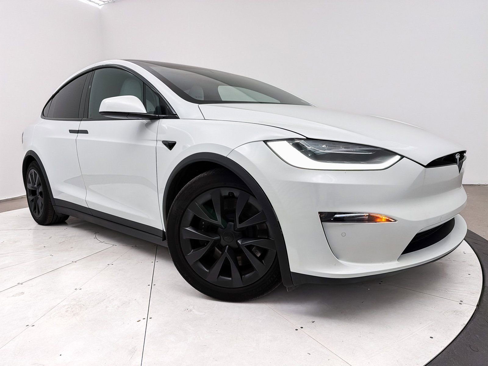Used 2022 Tesla Model X Plaid image 3