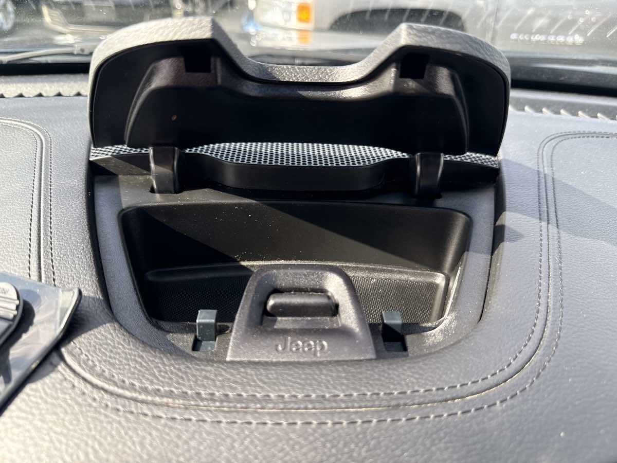 Used 2020 Jeep Cherokee Latitude FWD image 28