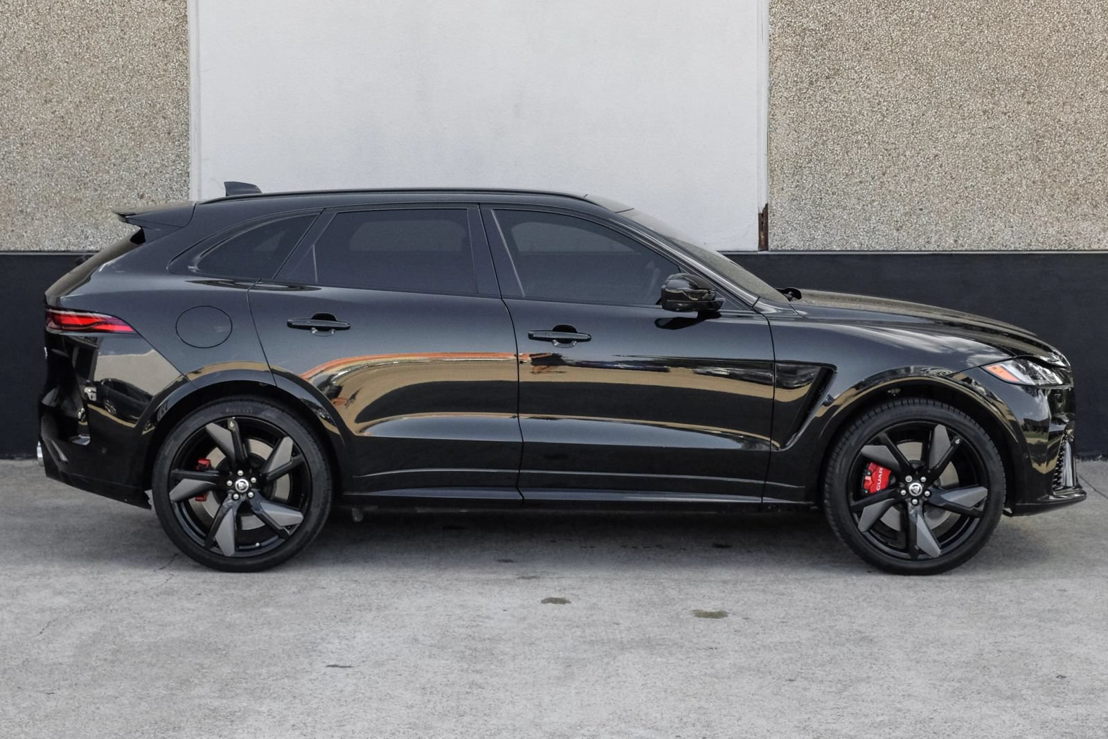 Used 2025 Jaguar F-PACE SVR AWD/4WD image 9