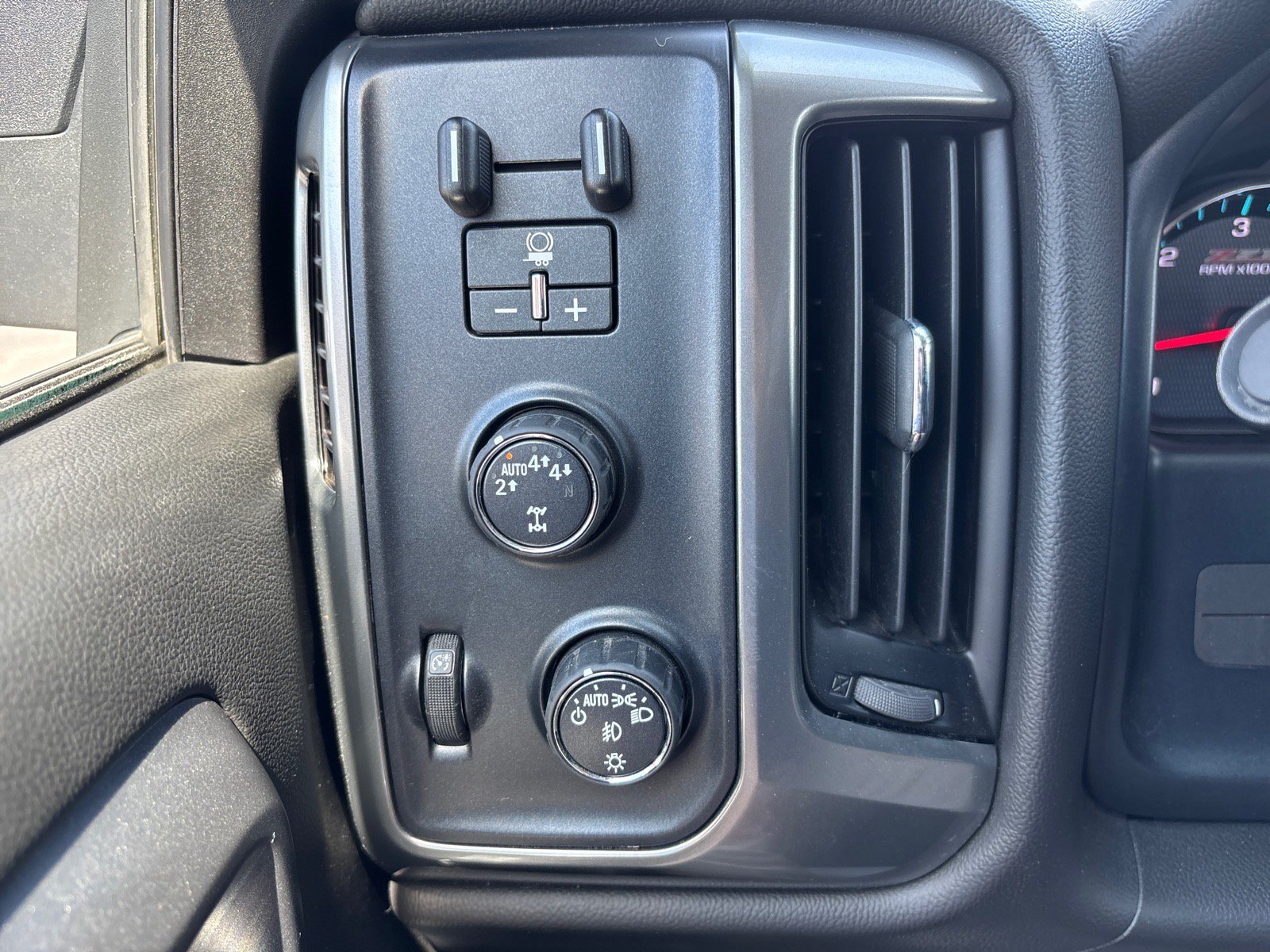 Used 2018 Chevrolet Silverado 1500 LT w/ All Star Edition AWD/4WD image 21