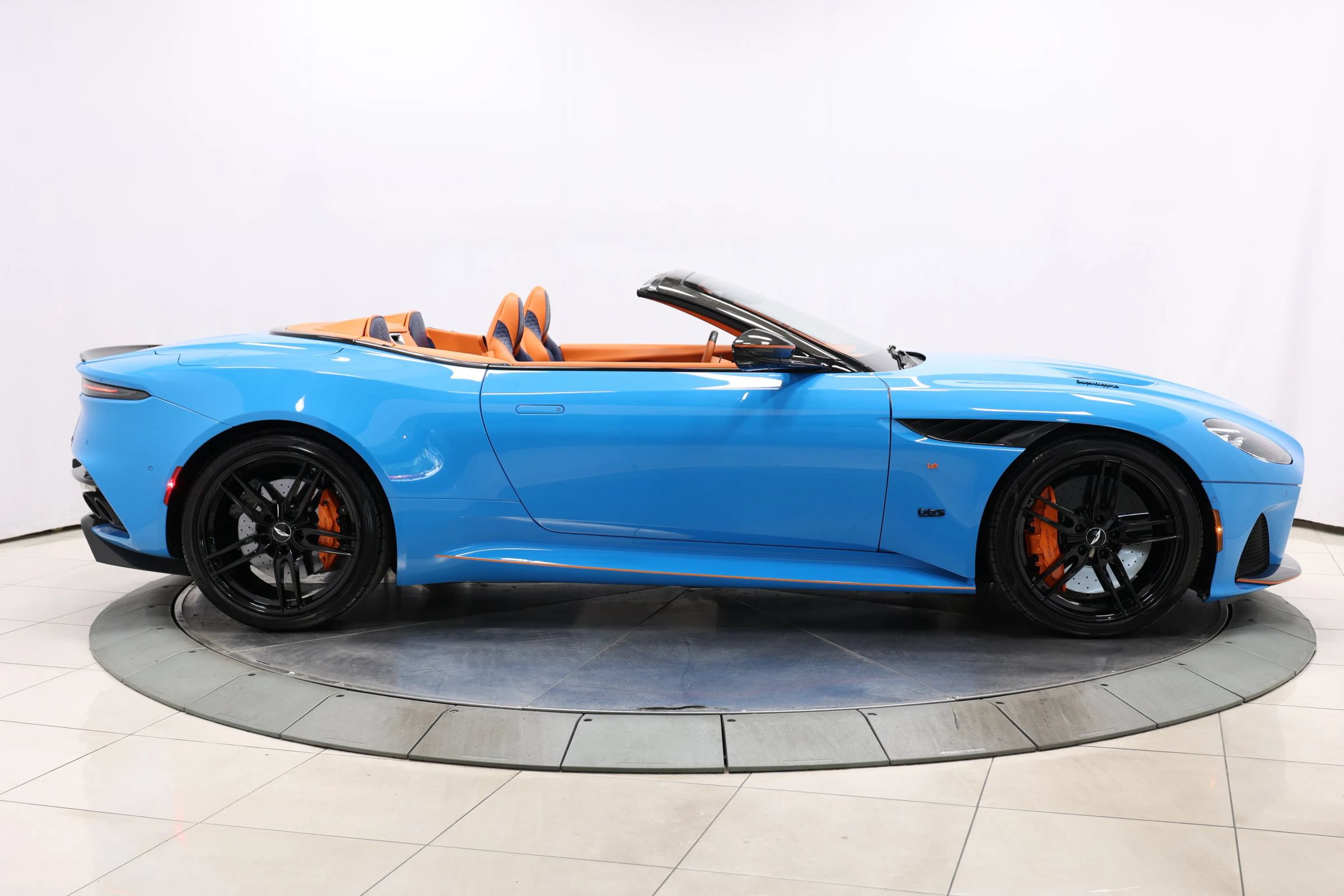 Used 2022 Aston Martin DBS Superleggera Volante RWD image 90
