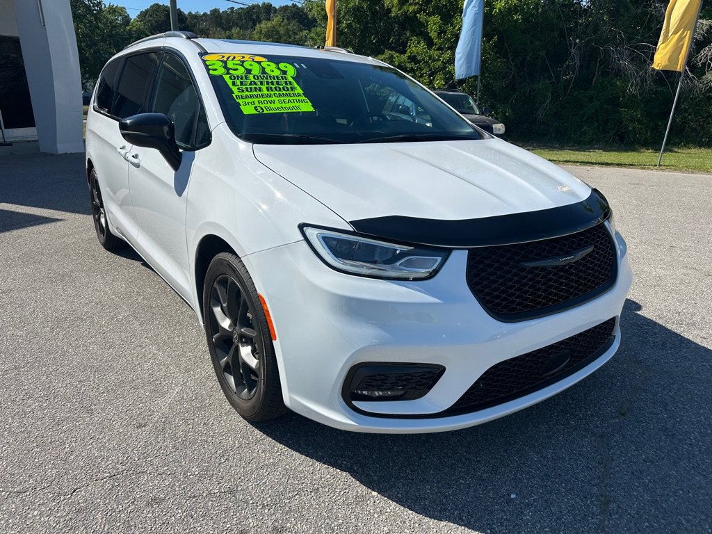 Used 2025 Chrysler Pacifica Limited FWD image 7
