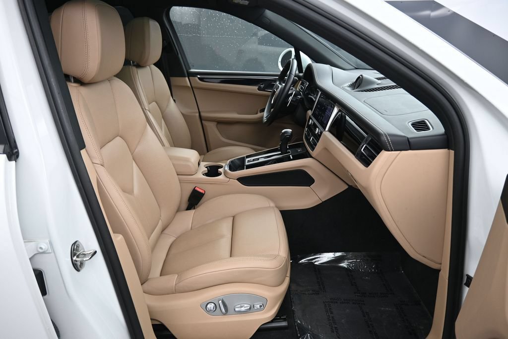 Certified 2024 Porsche Macan AWD/4WD image 30