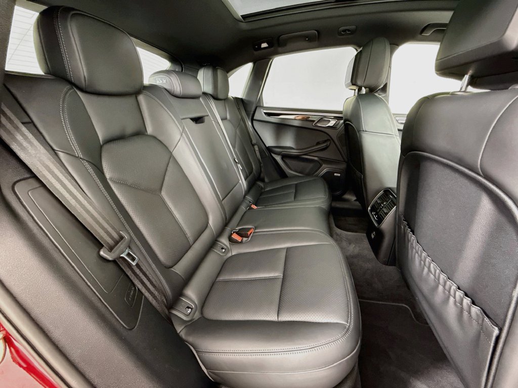 Certified 2020 Porsche Macan AWD/4WD image 29
